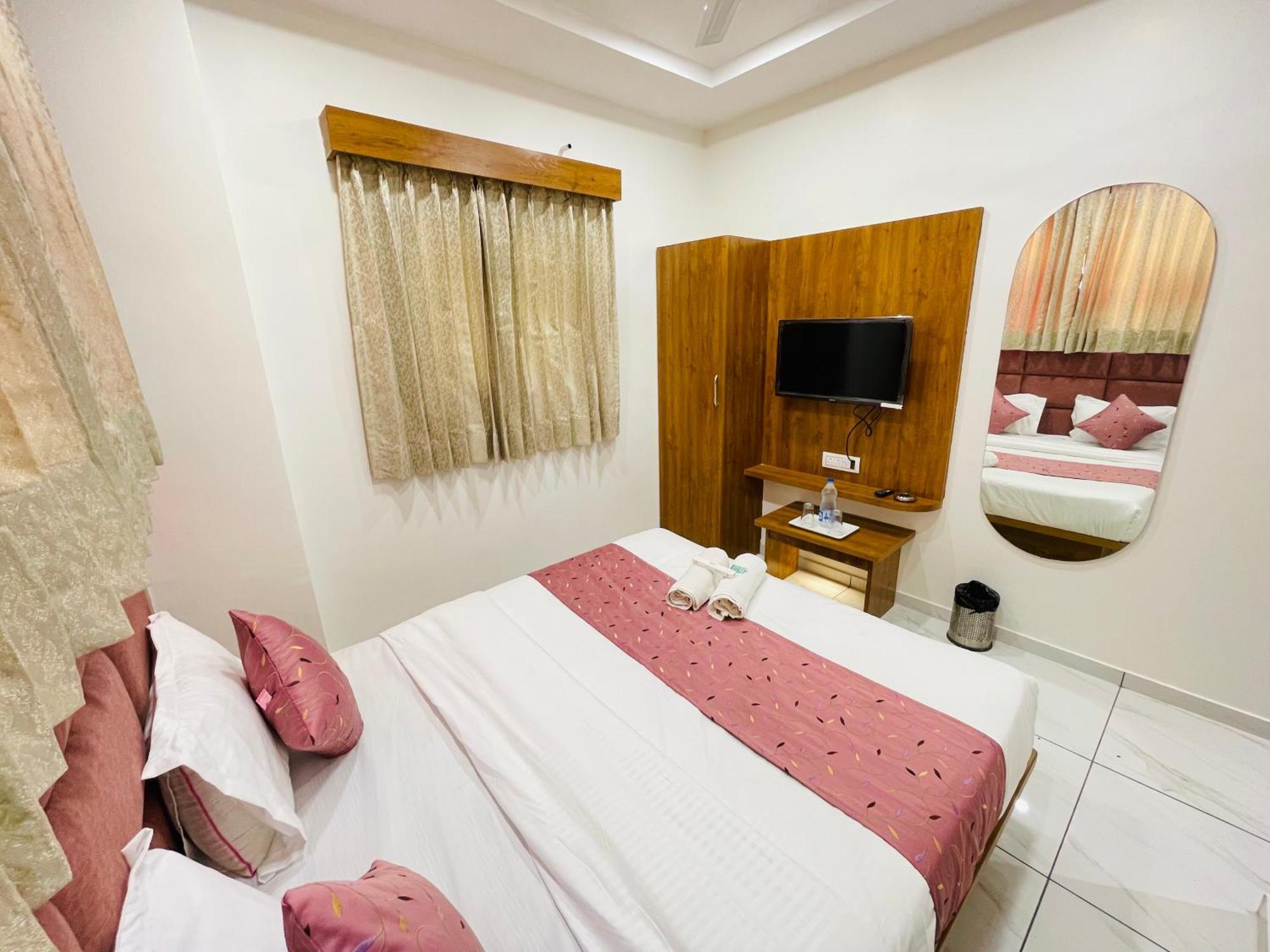 Hotel Avenue Sky Ahmedabad Esterno foto