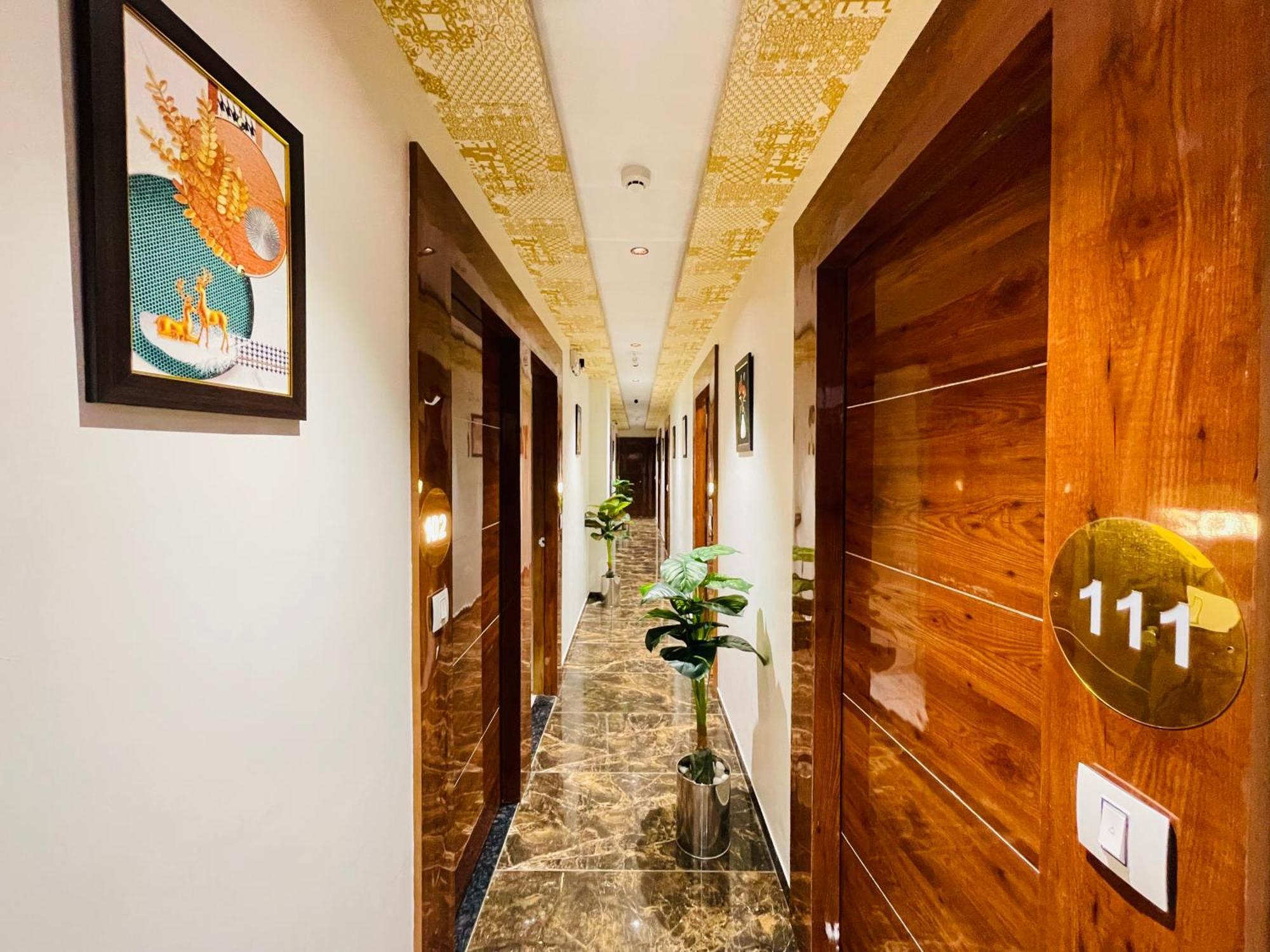 Hotel Avenue Sky Ahmedabad Esterno foto
