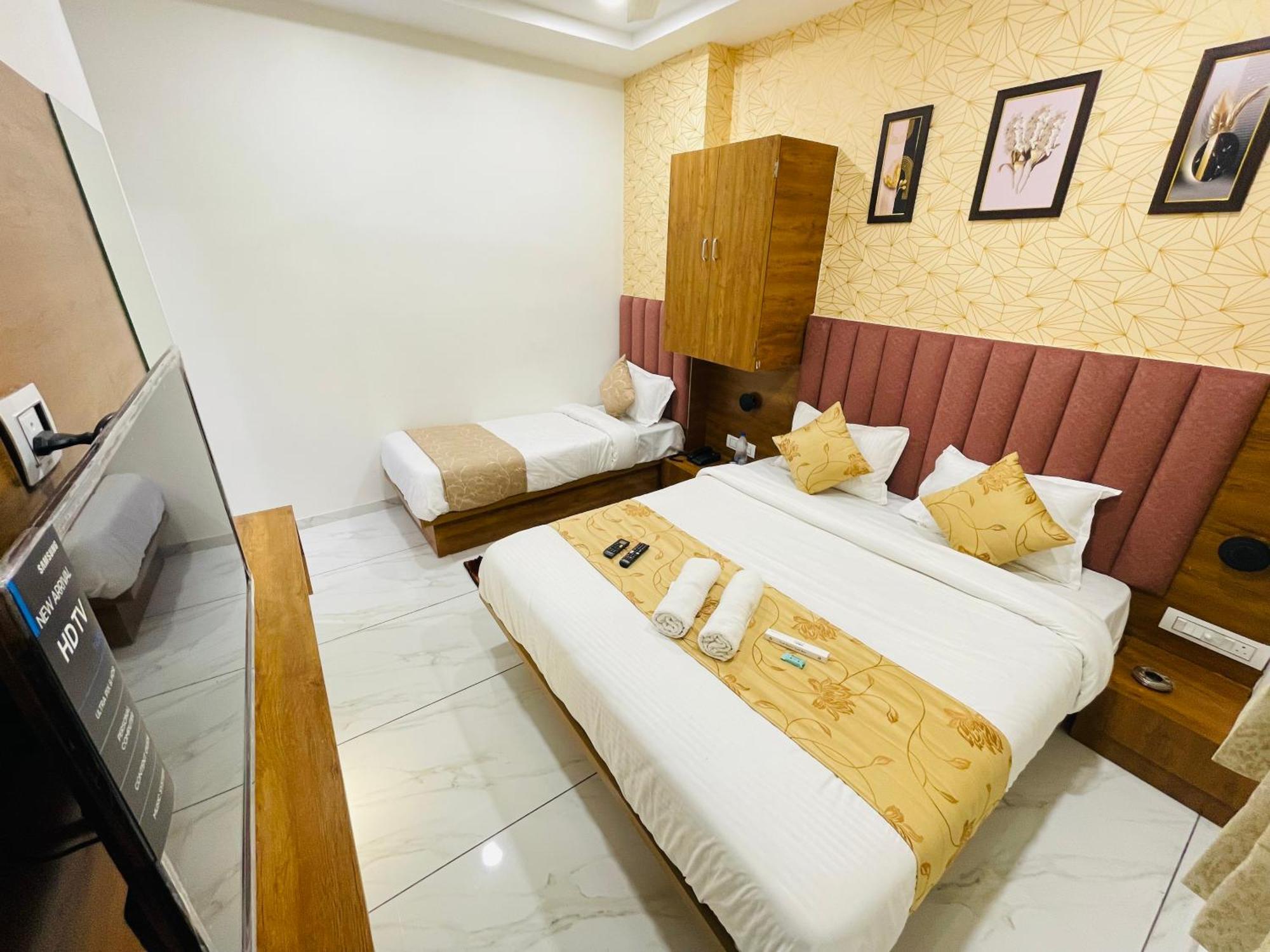 Hotel Avenue Sky Ahmedabad Esterno foto