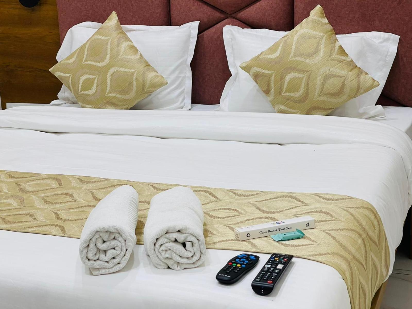 Hotel Avenue Sky Ahmedabad Esterno foto