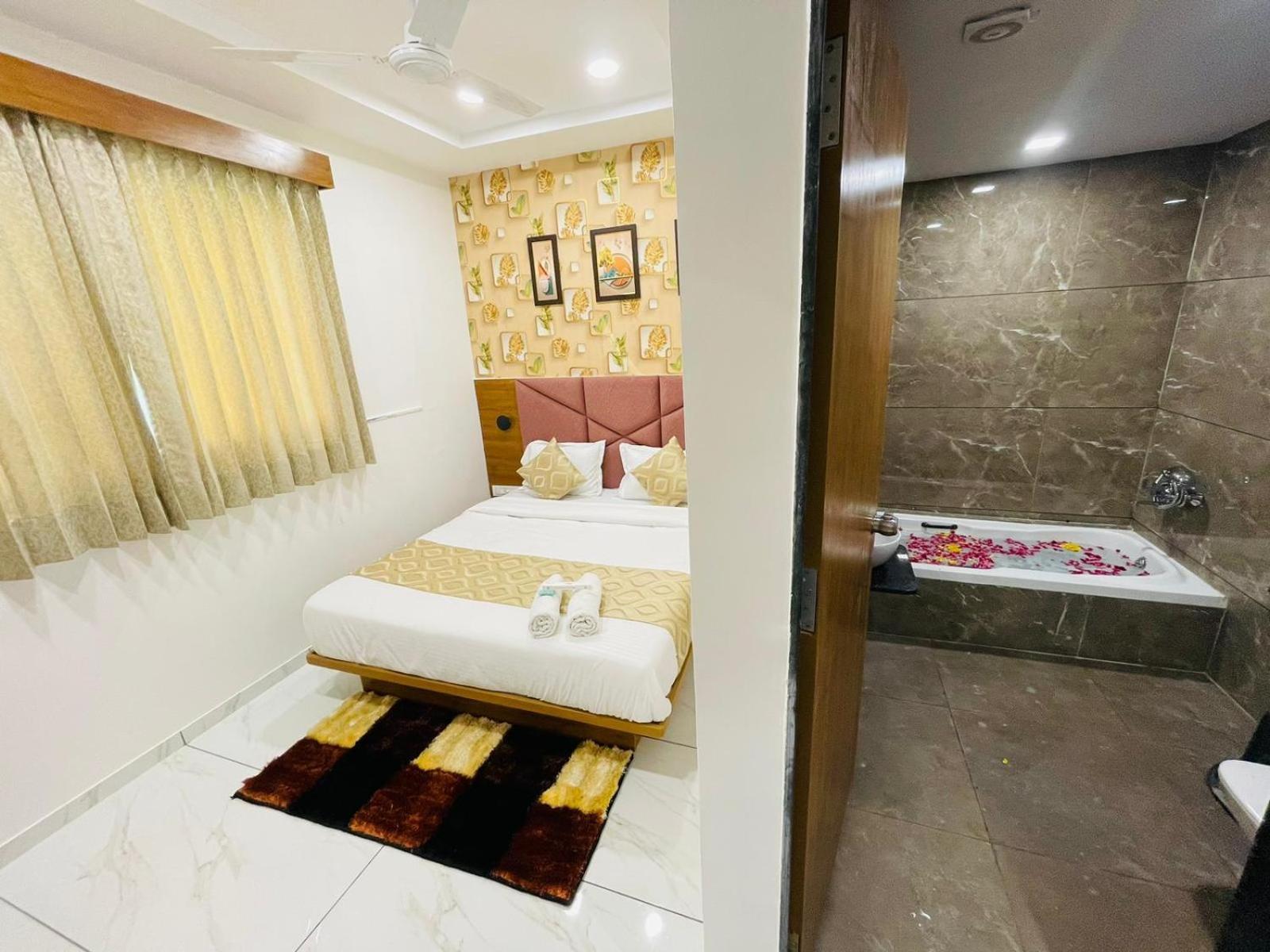 Hotel Avenue Sky Ahmedabad Esterno foto